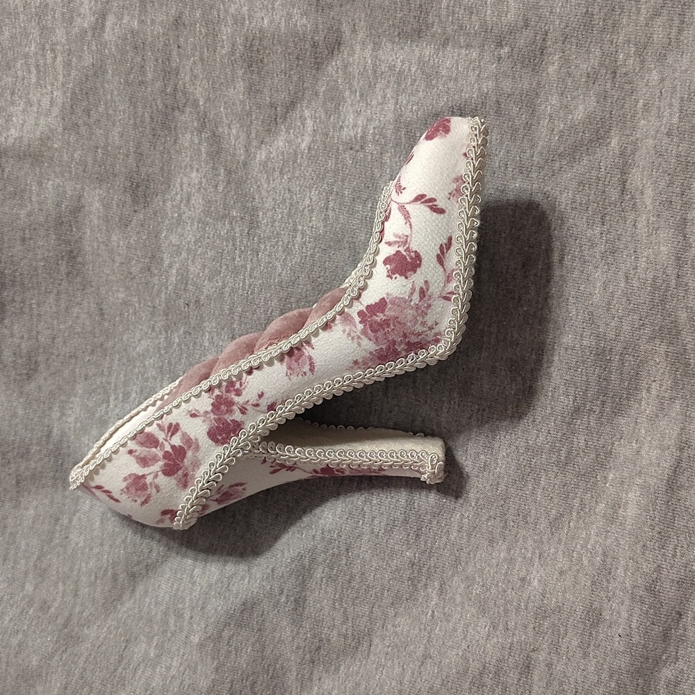Vintage-Inspired Elegant Floral High Heel Velvet Soft Ring Holder Holds 6 Rings